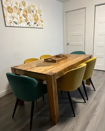 TABLE EN BOIS  - CHAISE JAUNE ET VERTE, View more