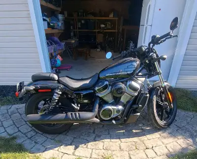 Harley-Davidson Nightster 2022 acheté neuf en 2023. Seulement 2800km et comme neuve. Elle vient avec...