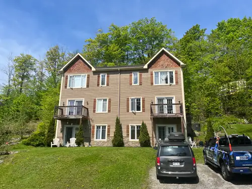 Condo sur 2 étages d’environ 1500 pi2 disponible à compter du 1er juillet 2026. Le condo est situé d...