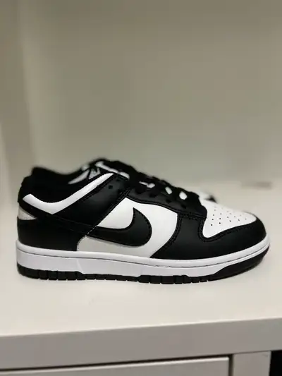 NEUF Jamais Porté NIKE PANDA DUNK LOW TAILLE : 39 EU (6.5 mens or 8 womens) SANS BOITE +5$ pour livr...