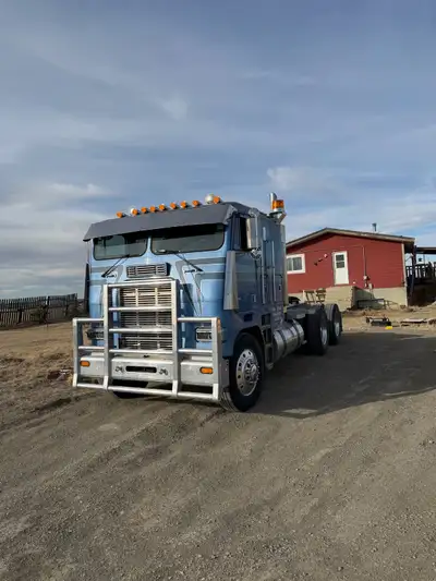 Fully overhauled with new sheet metal Freshly rebuilt 3406B CAT, 425 HP. All parts OEM CAT Endura pa...