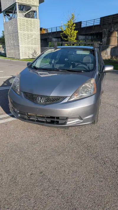 Bonjour, Je vends avec un peu de regret, ma fabuleuse Honda Fit 2010 LX. Je m'en départis après 10 b...