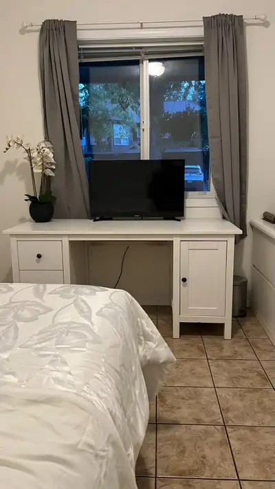 Main level room available to rent in a very clean, safe, comfortable home. Currently furnished with...