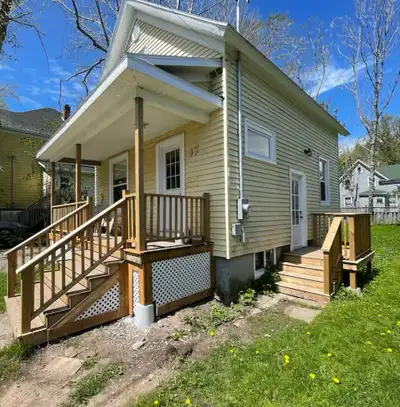 Beautifully renovated 2 Bedroom House for Rent - Short or Long Term Available. POU In Unit Landry Fu...