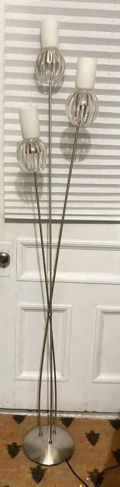 Tall Floor Lamp with Glass and Acrylic /Lucite Lampshades - $110 in Indoor Lighting & Fans in City of Montréal - Image 2