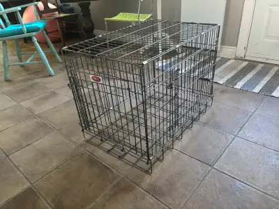 Cage pour chien ou très gros chat de marque Hunter. 57x48x77 cm. Pliable, deux portes, en très bon é...