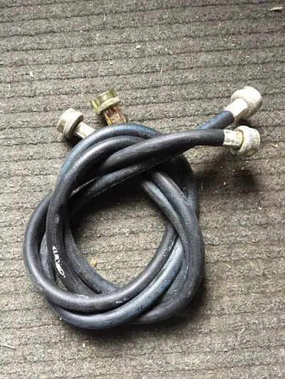 2 tuyaux d’eau chaude et d’eau froide pour laveuse à linge en bonne condition voir les photos merci.