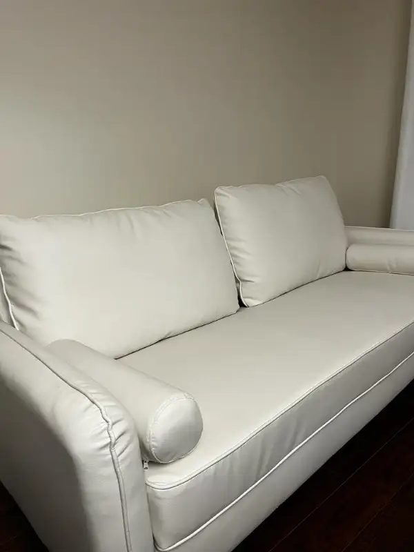 White Leatherette Plush Sofa. in Couches & Futons in Mississauga / Peel Region - Image 3