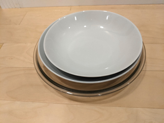 3 Ceramic dishes and glass bowl in excellent condition in Kitchen & Dining Wares in Edmonton - Image 3