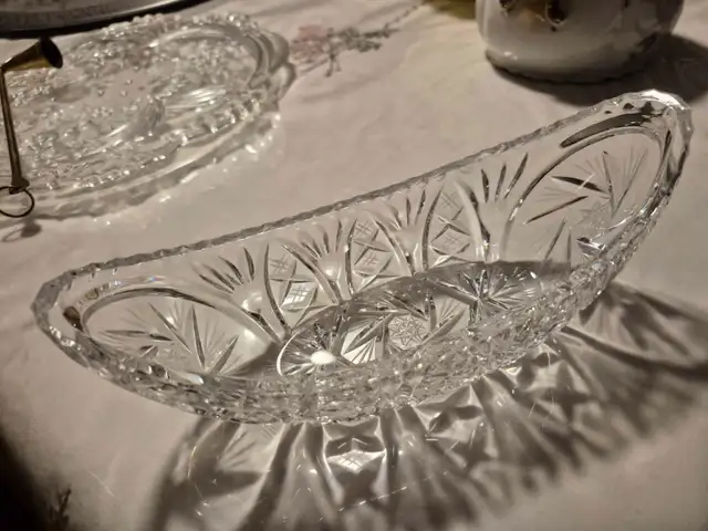 Crystal Pinwheel oval serving boat in Kitchen & Dining Wares in City of Montréal - Image 2