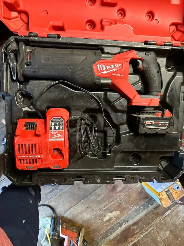 Milwaukee sawzall with 5 amp battery and charger  in Power Tools in Delta/Surrey/Langley - Image 2