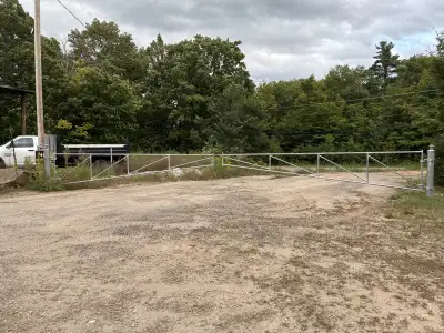 Looking for shop / garage for rent with parking With possibly living space Tiny / Penatang area Mone...