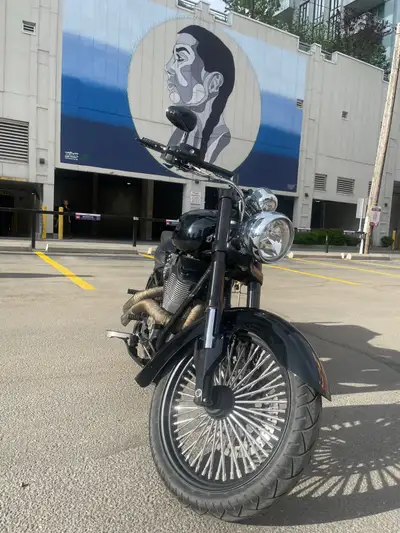 2010 Victory Kingpin 8-Ball – Fully Loaded, Ready to Ride! Looking for a powerful, head-turning crui...