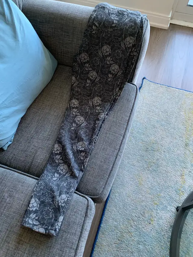 BNWT Ladies Jeggings Size M in Women's - Bottoms in City of Toronto - Image 2