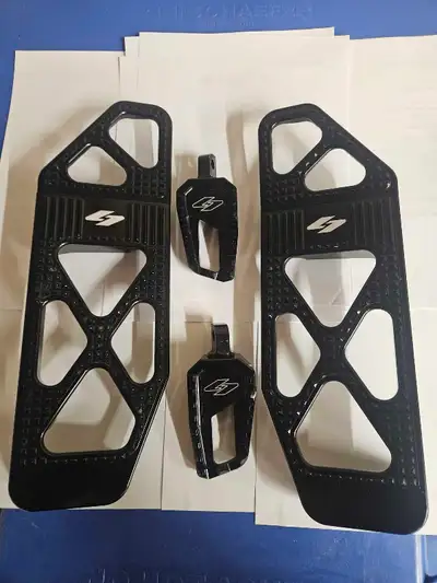 Complete set for baggers, ready to go. Used for 3 riding months. Came off of my 2022 Road Glide. Wen...