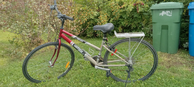Vélo très peu utilisé neuf dans Vélos  à Saguenay
