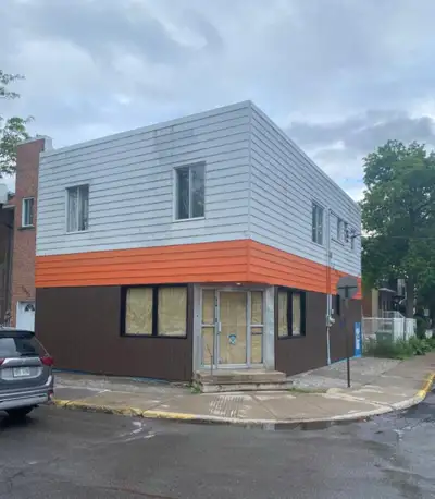 Duplex semi-commercial bien situé. Un espace commercial au RDC de 1000 pc et un sous-sol de la même...
