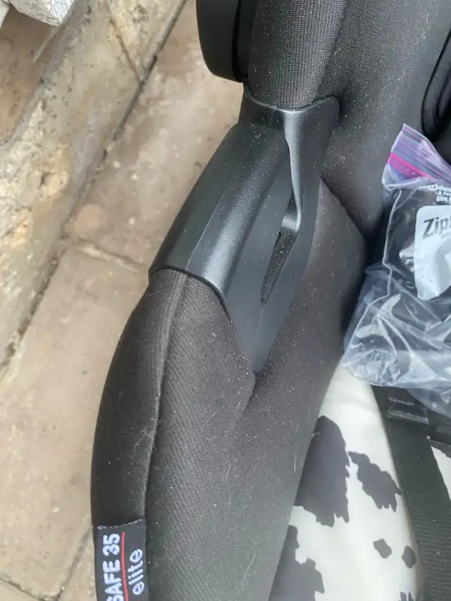 Britax Safe 35 Elite Car Seat in Strollers, Carriers & Car Seats in Oakville / Halton Region - Image 5