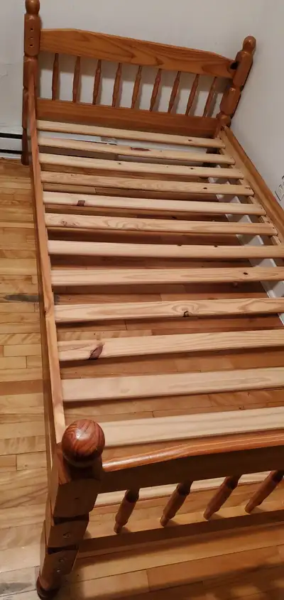 Lit simple une place  en bois, View more