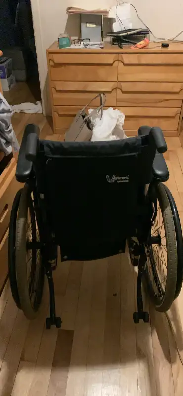 Chaise roulante pliable très bonne état pour petite taille 14 pouces de largeur