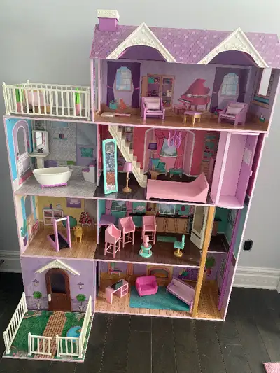 Maison de rêves pour toute petite fille! Parfaite pour Barbie ou autres petites poupées. Vendue avec...