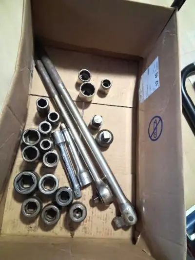 Set of Heavy Duty Impact Tools ...Good used...1"Drive Strong Bar Brand (Gray)....Ratchet 3/"4" Drive...
