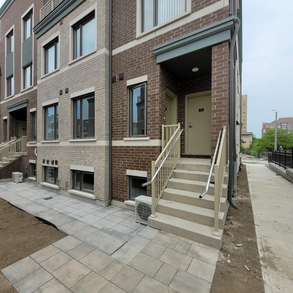 2bedroom townhouse for lease (near Humber College Lakeshore) Long