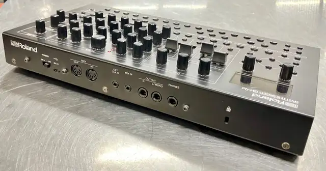 Roland SH-4D Polyphonic MULTI-TIMBRAL Desktop Synthesizer in Pro Audio & Recording Equipment in Saskatoon - Image 5