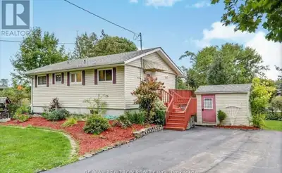 Beautifully Waterfront All Season Home On Trent Severn System. Ski-Doo, Sea-Doo & Boat Lovers Have T...