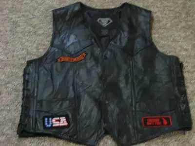 Diamond Plate Genuine Buffalo Leather Size Large Vest .Double pockets .$30 .Pick up only .