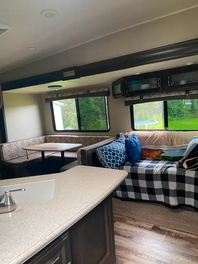 32'Fifth Wheel Camper For Sale in Travel Trailers & Campers in Charlottetown - Image 4