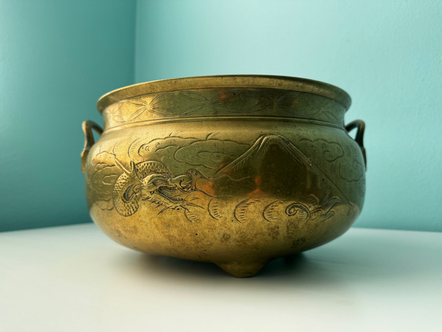 ANTIQUE BRASS POT WITH DRAGONS DESIGN in Home Décor & Accents in Mississauga / Peel Region - Image 2