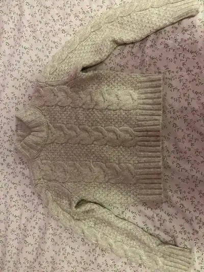 Voici un chandail torsadé American Eagle de taille petite (small) en excellent état! Ce chandail est...
