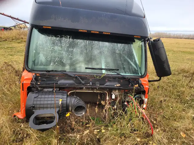 Parts cab for 2007 freightliner in Auto Body Parts in Edmonton - Image 2