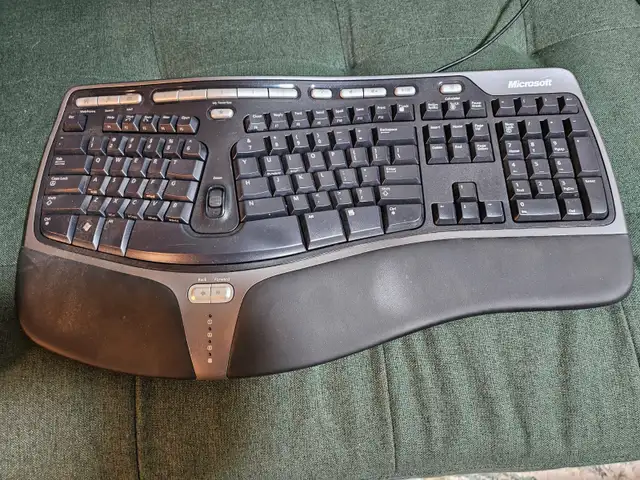 Microsoft-Ergonomic-MultiMedia-KeyBoard