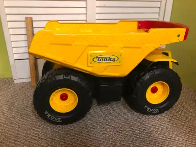 Tonka large metal dump truck. Vintage in excellent condition. 11.5” high 19” long 11.5” wide