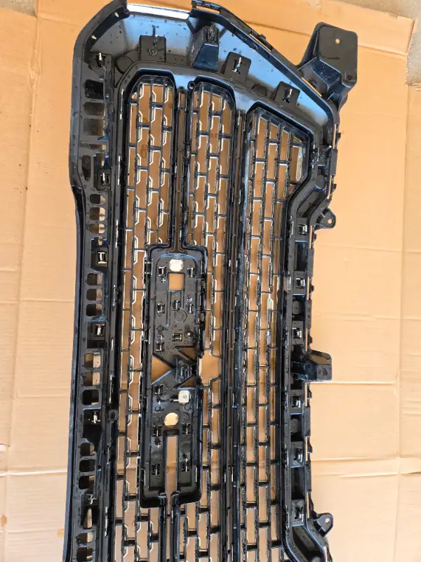 GMC Sierra OEM grille in Auto Body Parts in London - Image 9
