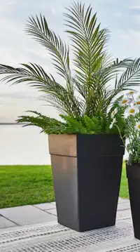 Self watering planter ( pot ) 16-in high 