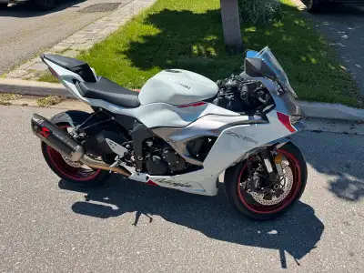 2025 zx6r 1200km ish Recall completed Full akropovich exhaust Mra windscreen Tst tail tidy integrate...