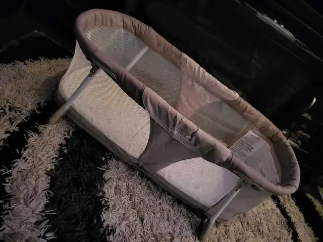 Bassinet in Cribs in Napanee - Image 2