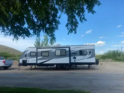 This 2018 Forest River Vibe 287QBS is basically a tiny vacation home on wheels. The kids get their o...