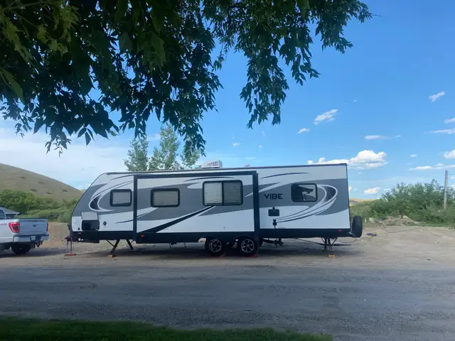 Your search for the perfect family camper stops here! in Travel Trailers & Campers in Regina - Image 2