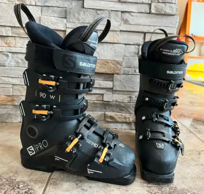 Excellent used Salmon sPro women’s ski boot. Size 23. 100 mm last. Seamless liner