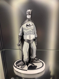 Batman Black & White Statue - Mignola