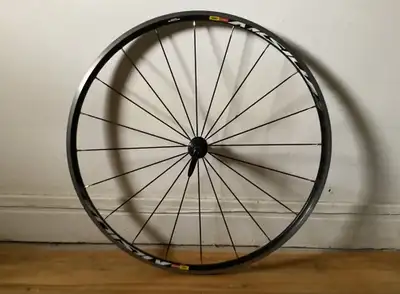 Roue avant vélo de route MAVIC AKSIUM (18x622/ 700) usagée en excellente condition.