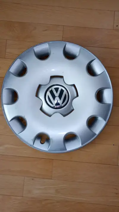 Enjoliveur “VOLKSWAGEN”, diameter 41 cm, 16 inch, usage mais en tres bon etat. Une seule unite dispo...