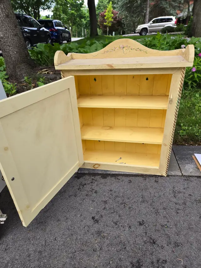 Handpainted hardwood cabinet in Storage & Organization in Mississauga / Peel Region - Image 3
