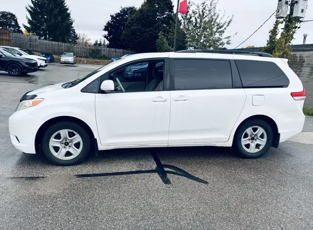 Toyota Sienna in Cars & Trucks in City of Montréal - Image 2