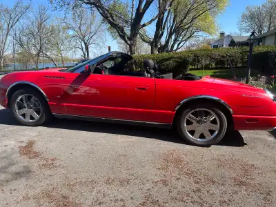 Ford Thunderbird 2003 décapotable - très propre! 128000 kms (80000 milles) En excellente condition,...