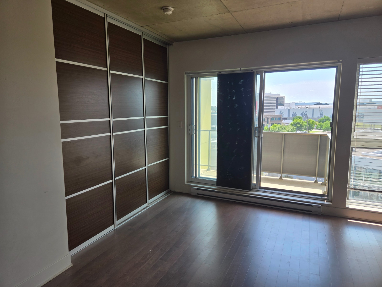 3 1/2 condo for rent view of Royalmount with gym and terrasse — photo 2